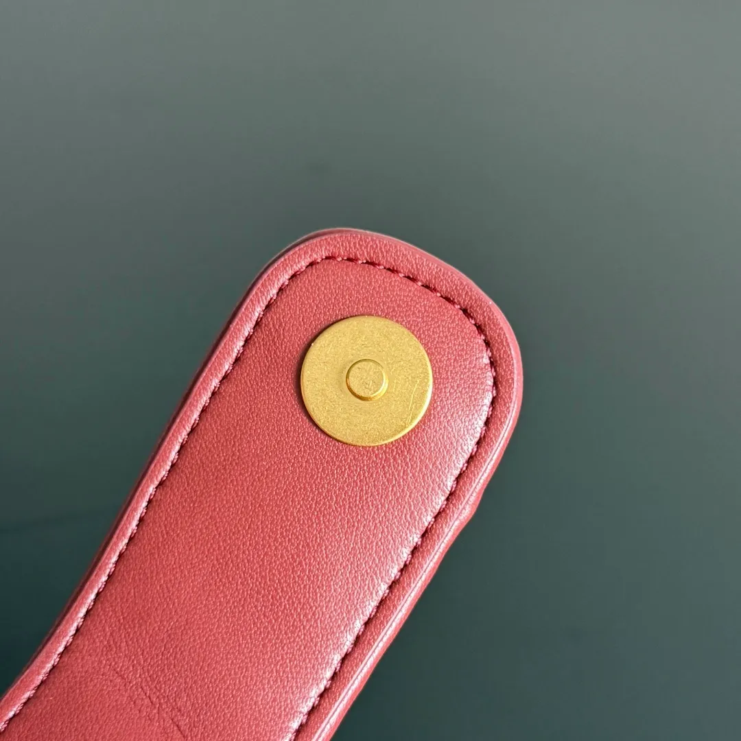 Batch 1880 BOTTEGA VENETA LAUREN 1980 small clutch bag is new! The small size that many people squat on is finally here. The self-adjustable zipper is a highlight of this bag. After being removed, it can be used as a handbag for important occasions. One bag unlocks two carrying methods at the same time. It is practical and has a unique sense of structure and beautiful lines. It is more elegant than a small cloud. It is a tribute to the classics and the pursuit of modernity. Style number: 804038 Size: 27*15*8cm